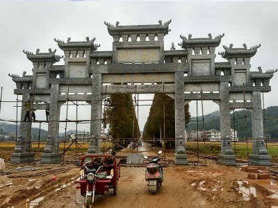 五門石雕牌坊現(xiàn)場安裝圖